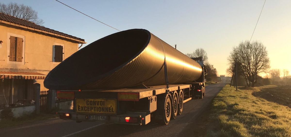 Un ponceau en PEHD WEHOLITE fabriqué par TUBAO est transporté par convoi exceptionnel