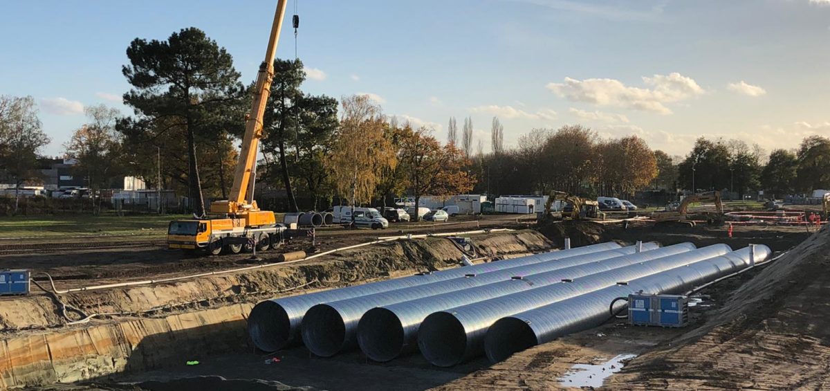 Le bassin d'orage TUBAO en acier galvanisé est en cours d'installation sur cette photo de chantier