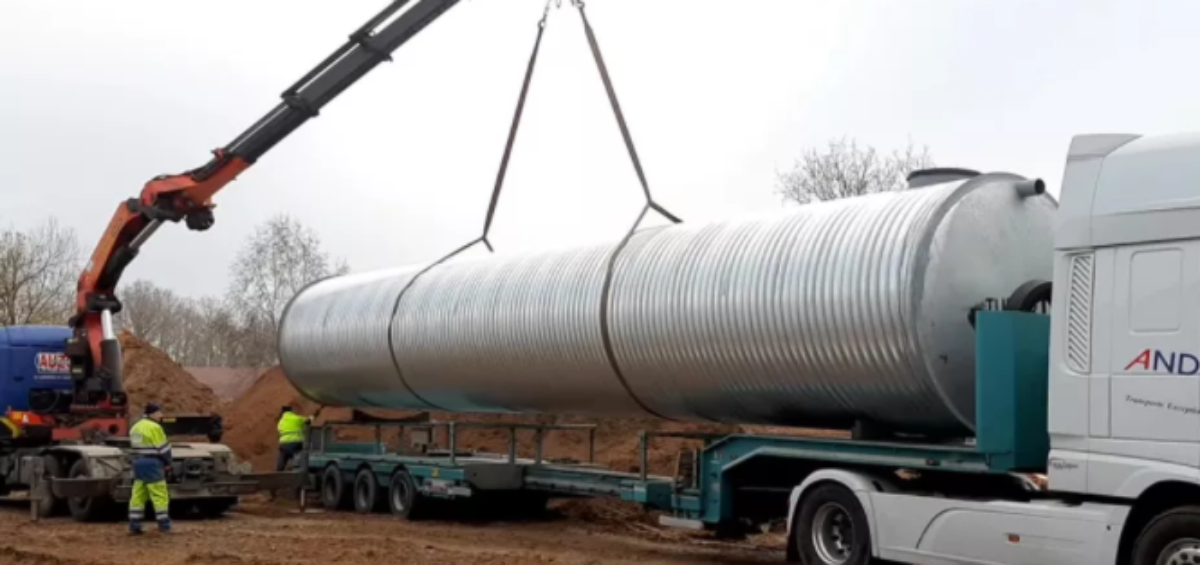 Un bassin de récupération des eaux pluviales en acier TUBAO vient d'arriver sur un chantier