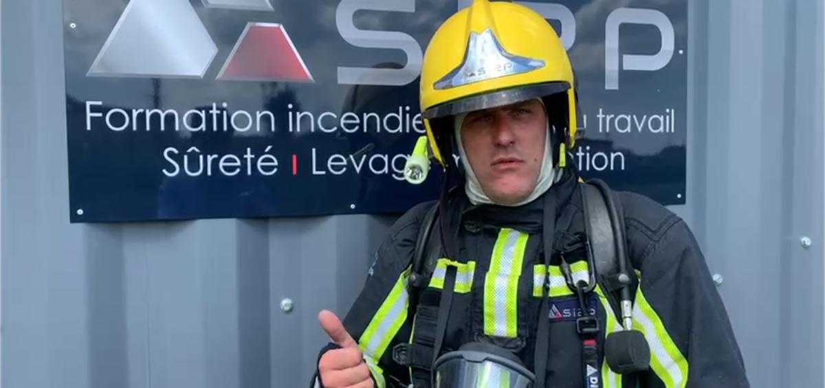 Un pompier pose devant un caisson d'entraînement en PEHD WEHOLITE spécialement conçu pour l'occasion