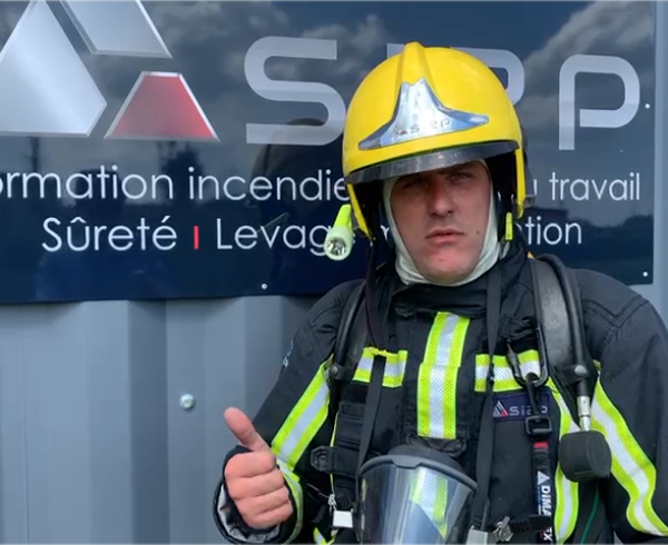 Un pompier pose devant un caisson d'entraînement en PEHD WEHOLITE spécialement conçu pour l'occasion